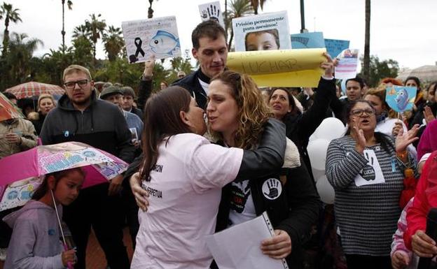 La madre de Lucía Vivar y la tía de Estefanía Torres se funden en un abrazo. 