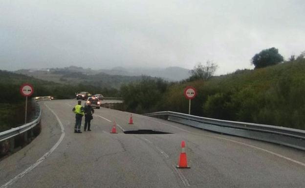 Socavón que ha obligado a desviar el tráfico.