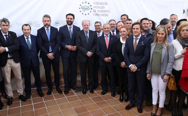 Javier Fernández junto al presidente de la FAMP, el alcalde de Mijas y otros alcaldes de la Costa.