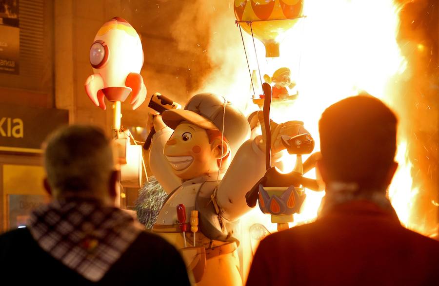 Las fallas infantiles son las primeras que sucumben al fuego en la noche de la Cremà en la que los 770 monumentos repartidos por Valencia acaban reducidos a cenizas