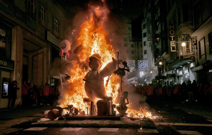 Las fallas infantiles son las primeras que sucumben al fuego en la noche de la Cremà en la que los 770 monumentos repartidos por Valencia acaban reducidos a cenizas