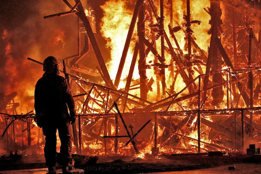 Las fallas infantiles son las primeras que sucumben al fuego en la noche de la Cremà en la que los 770 monumentos repartidos por Valencia acaban reducidos a cenizas