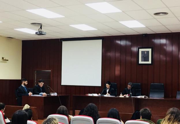 Alumnos de Derecho se ponen la toga por primera vez en juicios simulados