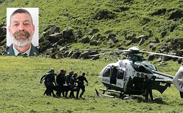 Agentes de la Guardia Civil trasladan el cuerpo de Diego Díaz en helicóptero