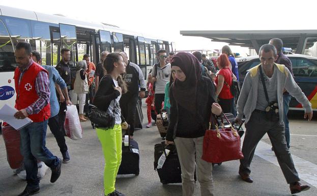 Llegada al aeropuerto Adolfo Suárez Madrid-Barajas de un grupo de 31 refugiados.