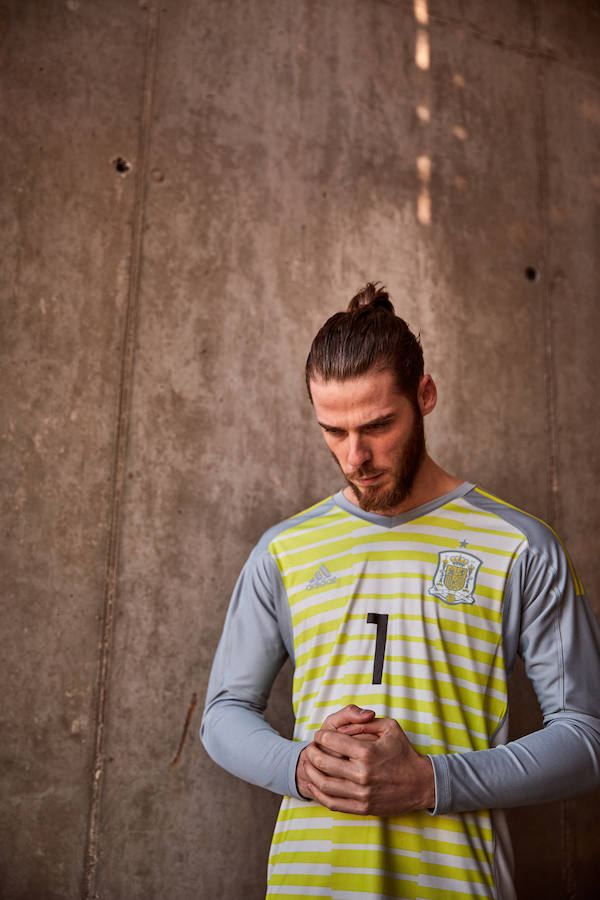 Adidas ha hecho oficial la segunda equipación que lucirá España en el Mundial de Rusia 2018, de un color azul claro en una camiseta que en sus tonos hace un homenaje a la segunda de la Eurocopa 2012 conquistada en Kiev.