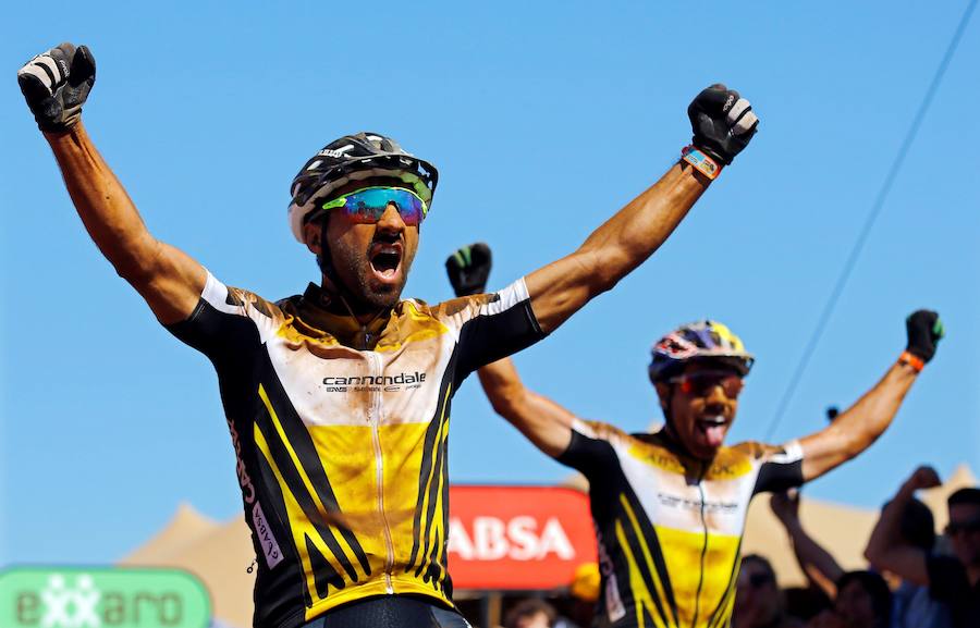 Segunda etapa de 110 kilómetros de la prueba sudafricana de bicicletas todoterreno (BTT) ABSA Cape Epic, considerada una de las más duras del mundo y conocida como "el Tour de Francia de las BTT", en Ciudad del Cabo (Sudáfrica),