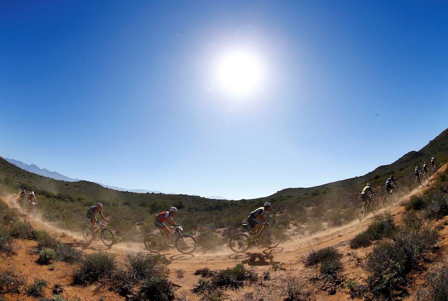 Segunda etapa de 110 kilómetros de la prueba sudafricana de bicicletas todoterreno (BTT) ABSA Cape Epic, considerada una de las más duras del mundo y conocida como "el Tour de Francia de las BTT", en Ciudad del Cabo (Sudáfrica),