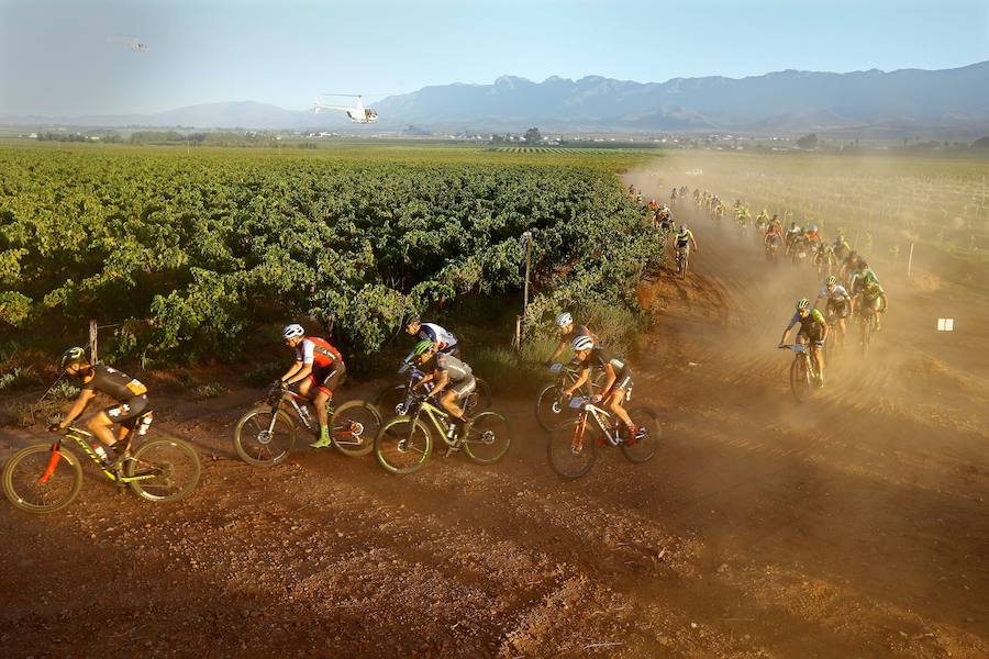 Segunda etapa de 110 kilómetros de la prueba sudafricana de bicicletas todoterreno (BTT) ABSA Cape Epic, considerada una de las más duras del mundo y conocida como "el Tour de Francia de las BTT", en Ciudad del Cabo (Sudáfrica),