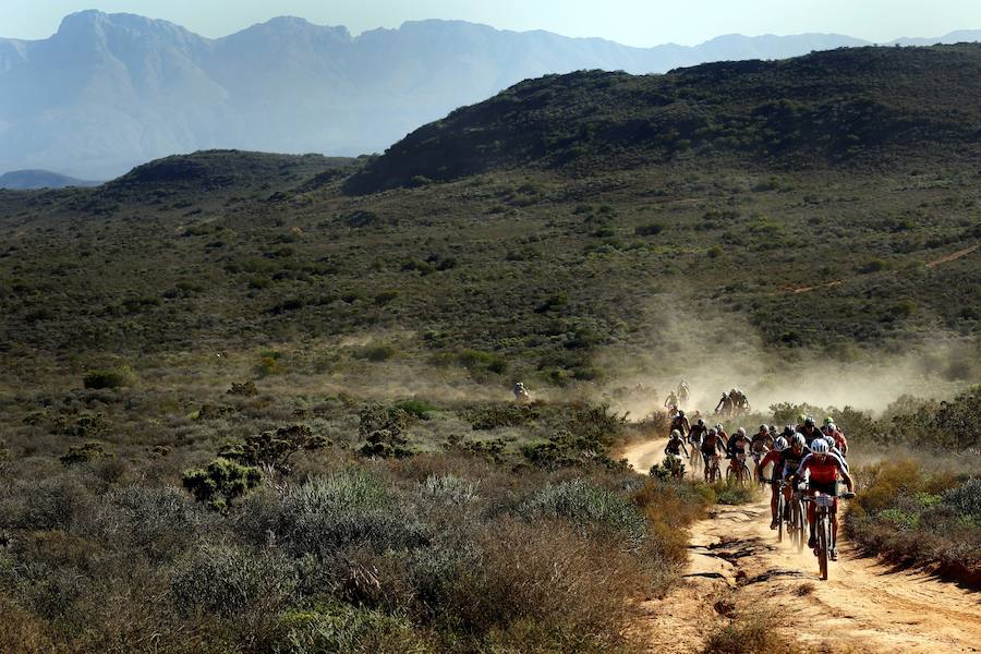 Segunda etapa de 110 kilómetros de la prueba sudafricana de bicicletas todoterreno (BTT) ABSA Cape Epic, considerada una de las más duras del mundo y conocida como "el Tour de Francia de las BTT", en Ciudad del Cabo (Sudáfrica),