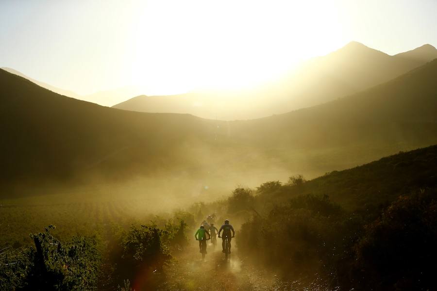 Segunda etapa de 110 kilómetros de la prueba sudafricana de bicicletas todoterreno (BTT) ABSA Cape Epic, considerada una de las más duras del mundo y conocida como "el Tour de Francia de las BTT", en Ciudad del Cabo (Sudáfrica),