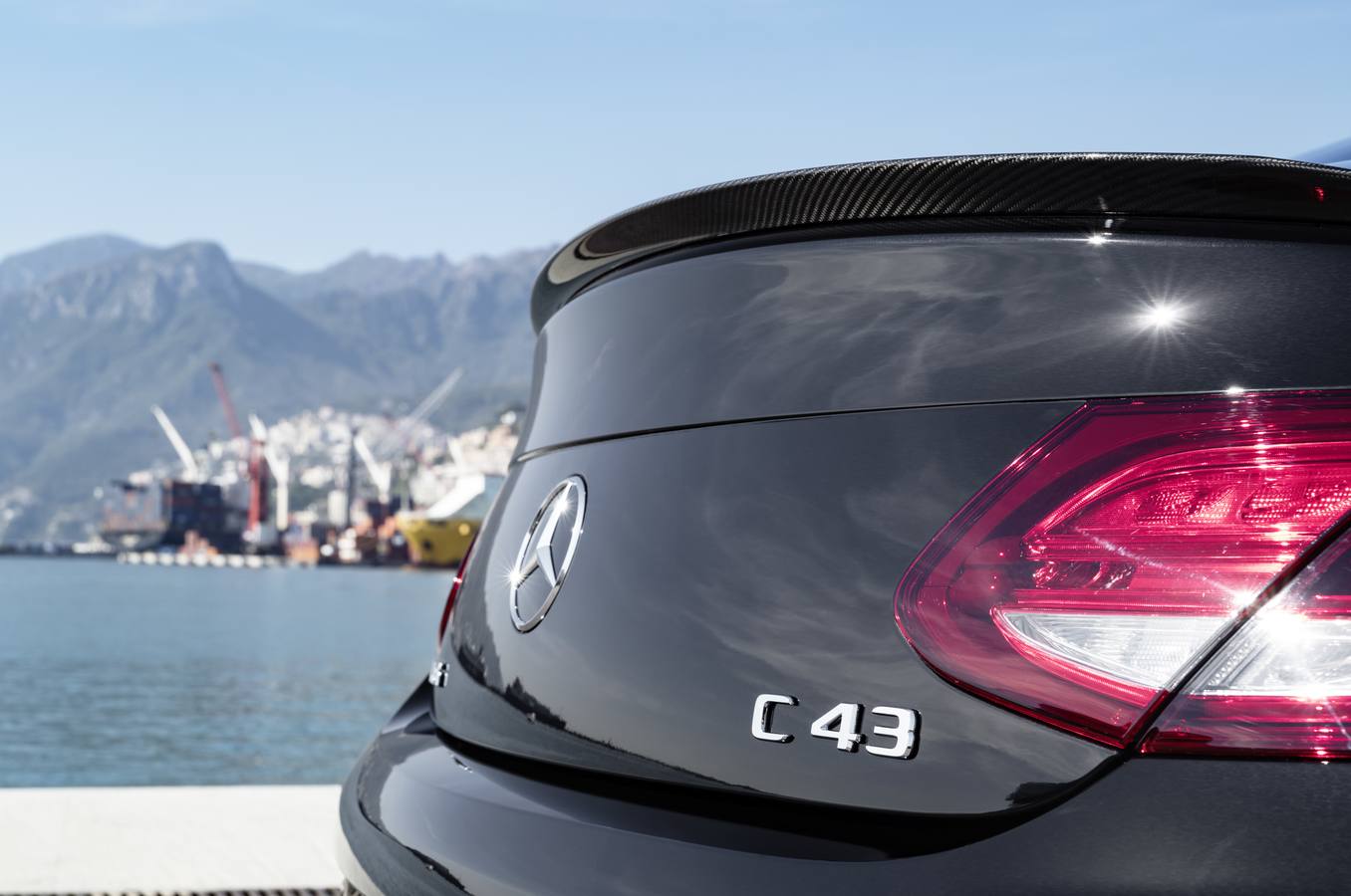 La nueva Clase C crece con los modelos de dos puertas en versiones cupé y cabrio. Además, y como tope de gama, figura el espectacular AMG C 43 con un motor de seis cilindros y tres litros que rinde una potencia de 390 CV. Los nuevos modelos llegarán a los concesionarios en julio.