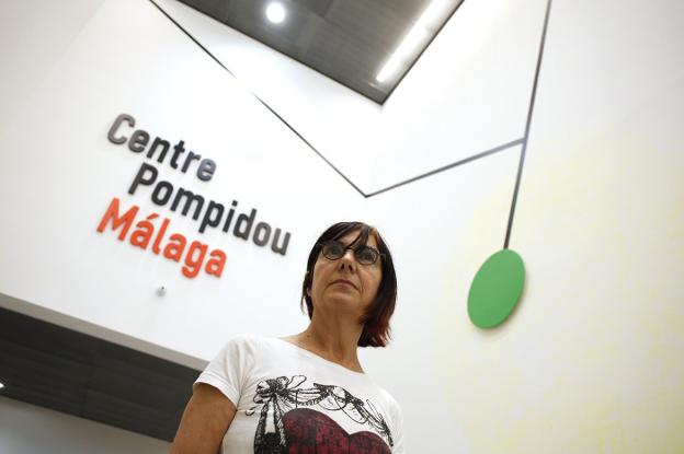 MIMI RIPOLL 'JUEGA' EN LAS ESCALERAS DEL POMPIDOU