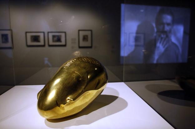 Una de las piezas de Brancusi, que aparece al fondo autorretratado en una filme. 