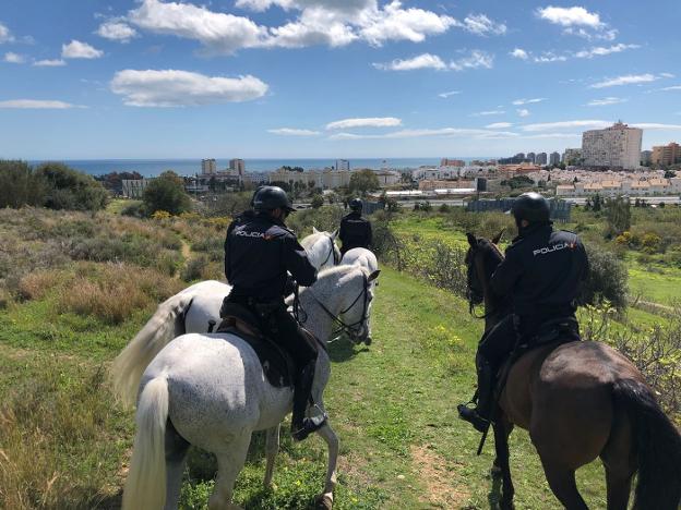 Agentes de la Policía Nacional durante las tareas de búsqueda. 