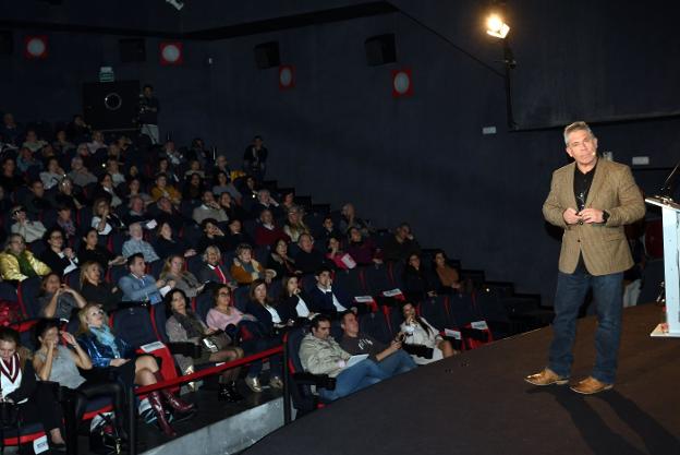 Pancho Campo se dirige al público momentos antes de iniciarse la proyección ayer en los Cines Teatro Goya de Puerto Banús. 