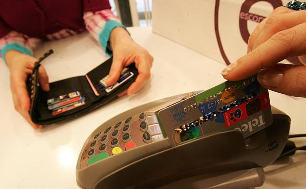 Un usuario compra en una tienda con su tarjeta de crédito.
