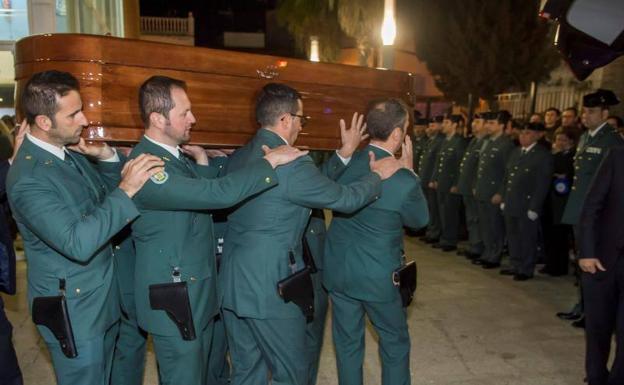 Agentes con el féretro del cabo de la Guardia Civil Diego Díaz, a su llegada a la capilla ardiente que se ha organizado en la localidad de Guillena.