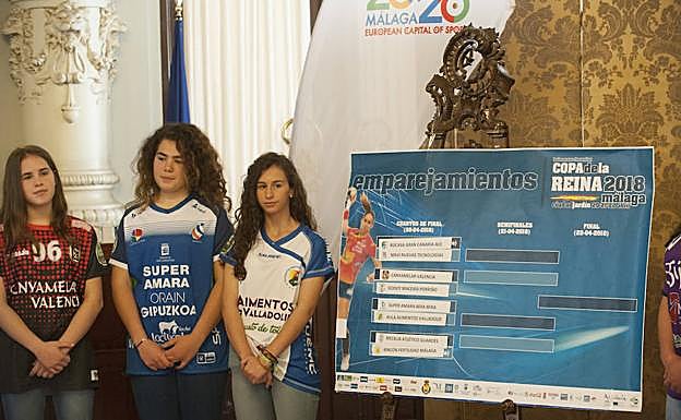 Jugadoras cadetes del Rincón Fertilidad, con camisetas de equipos rivales, junto al cuadro.
