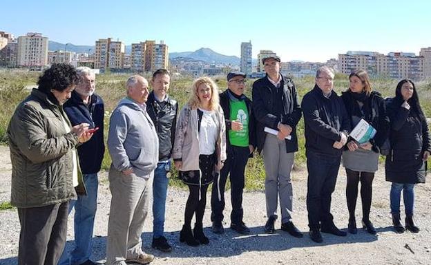 Espinosa, Ramos, Zorrilla, Torralbo y Galindo, con los colectivos que defienden un bosque en los terrenos de Repsol.