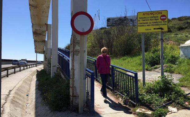 El cartel, instalado esta semana, solo está visible del lado de Mijas, y el puente sigue abierto.