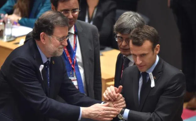 El presidente del Gobierno, Mariano Rajoy, saluda al presidente de Francia.