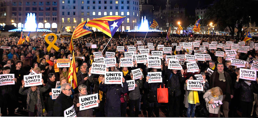 Un total de 22 personas han resultado heridas leves y dos con prónostico menos grave este viernes por la noche durante la movilización contra el encarcelamiento de políticos soberanistas en la zona de la Delegación del Gobierno en Cataluña.