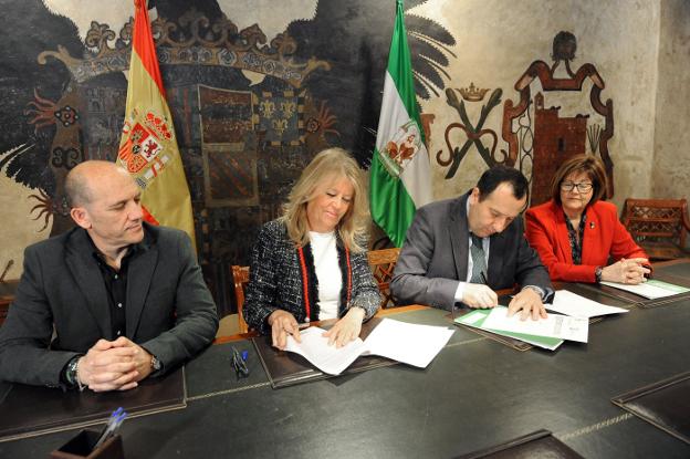 Ángeles Muñoz y José Luis Ruiz Espejo firman el protocolo de cesión en presencia de Manuel Osorio y Josefa López. :: j-lanza
