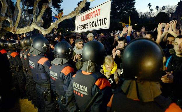 Manifestantes ante Mossos d Esquadra.