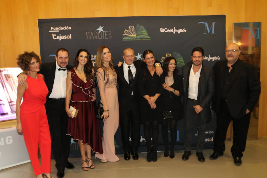 Antonio Banderas y Nicole Kimpel posan con los artistas invitados a la cena.