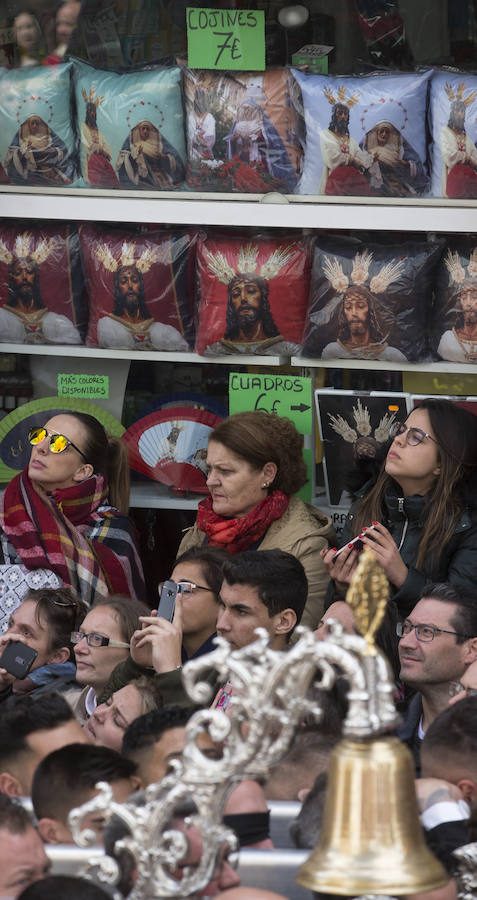 Miles de personas se reúnen en la plaza de San Pablo en la Trinidad y acompañan al Cautivo y a la Virgen de la Trinidad en el traslado a la casa hermandad