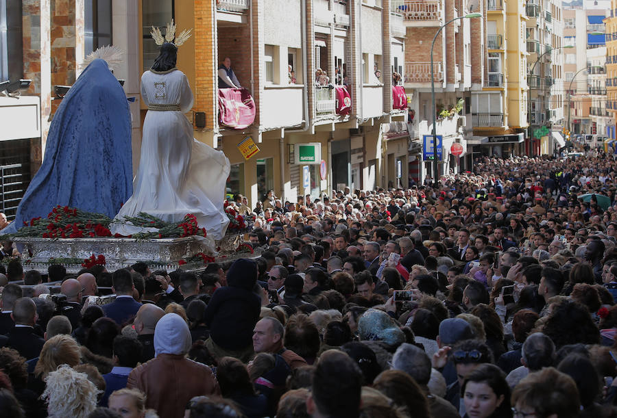 Miles de personas se reúnen en la plaza de San Pablo en la Trinidad y acompañan al Cautivo y a la Virgen de la Trinidad en el traslado a la casa hermandad