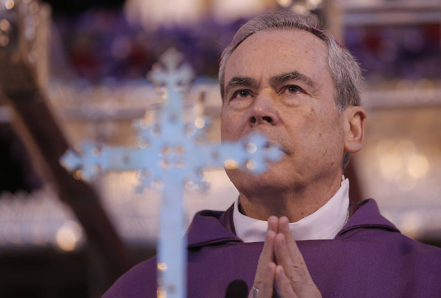 Miles de personas se reúnen en la plaza de San Pablo en la Trinidad y acompañan al Cautivo y a la Virgen de la Trinidad en el traslado a la casa hermandad