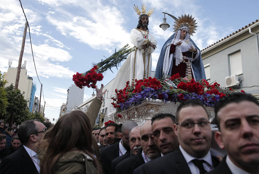 Miles de personas se reúnen en la plaza de San Pablo en la Trinidad y acompañan al Cautivo y a la Virgen de la Trinidad en el traslado a la casa hermandad