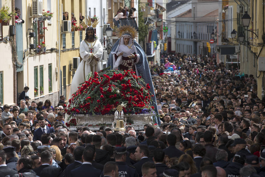 Miles de personas se reúnen en la plaza de San Pablo en la Trinidad y acompañan al Cautivo y a la Virgen de la Trinidad en el traslado a la casa hermandad