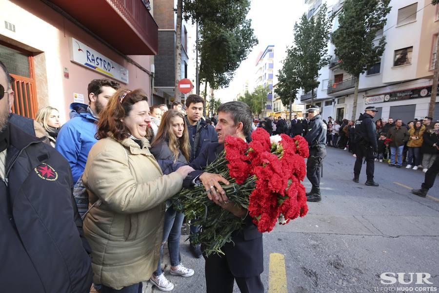 Miles de personas se reúnen en la plaza de San Pablo en la Trinidad y acompañan al Cautivo y a la Virgen de la Trinidad en el traslado a la casa hermandad