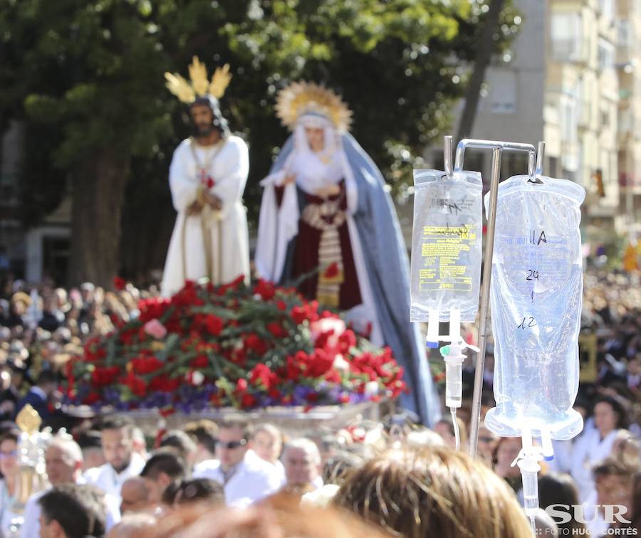 Miles de personas se reúnen en la plaza de San Pablo en la Trinidad y acompañan al Cautivo y a la Virgen de la Trinidad en el traslado a la casa hermandad