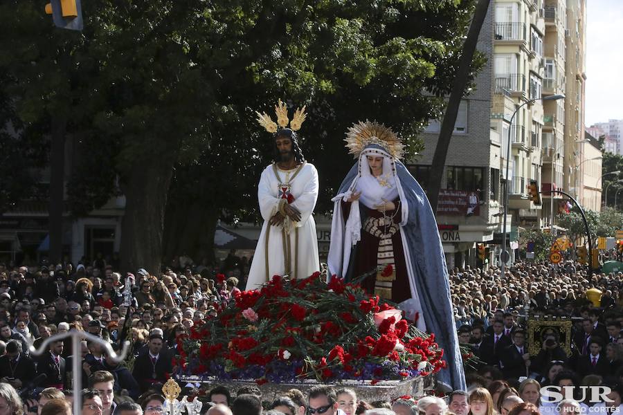 Miles de personas se reúnen en la plaza de San Pablo en la Trinidad y acompañan al Cautivo y a la Virgen de la Trinidad en el traslado a la casa hermandad