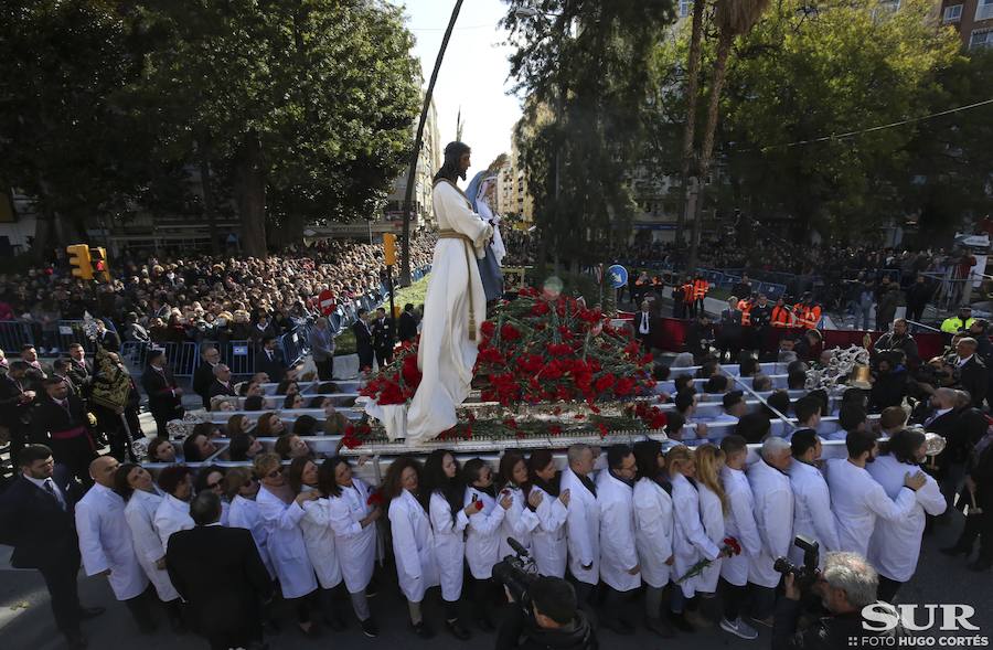 Miles de personas se reúnen en la plaza de San Pablo en la Trinidad y acompañan al Cautivo y a la Virgen de la Trinidad en el traslado a la casa hermandad