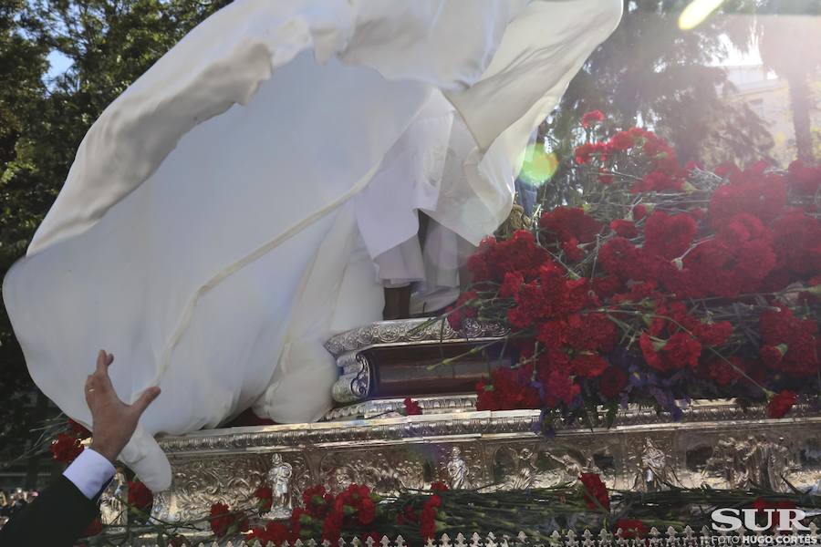 Miles de personas se reúnen en la plaza de San Pablo en la Trinidad y acompañan al Cautivo y a la Virgen de la Trinidad en el traslado a la casa hermandad