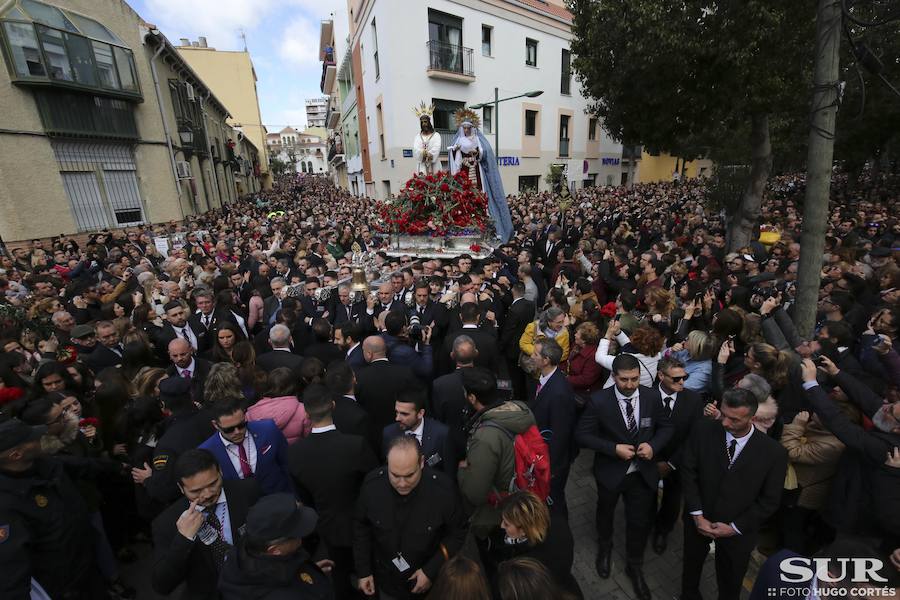 Miles de personas se reúnen en la plaza de San Pablo en la Trinidad y acompañan al Cautivo y a la Virgen de la Trinidad en el traslado a la casa hermandad