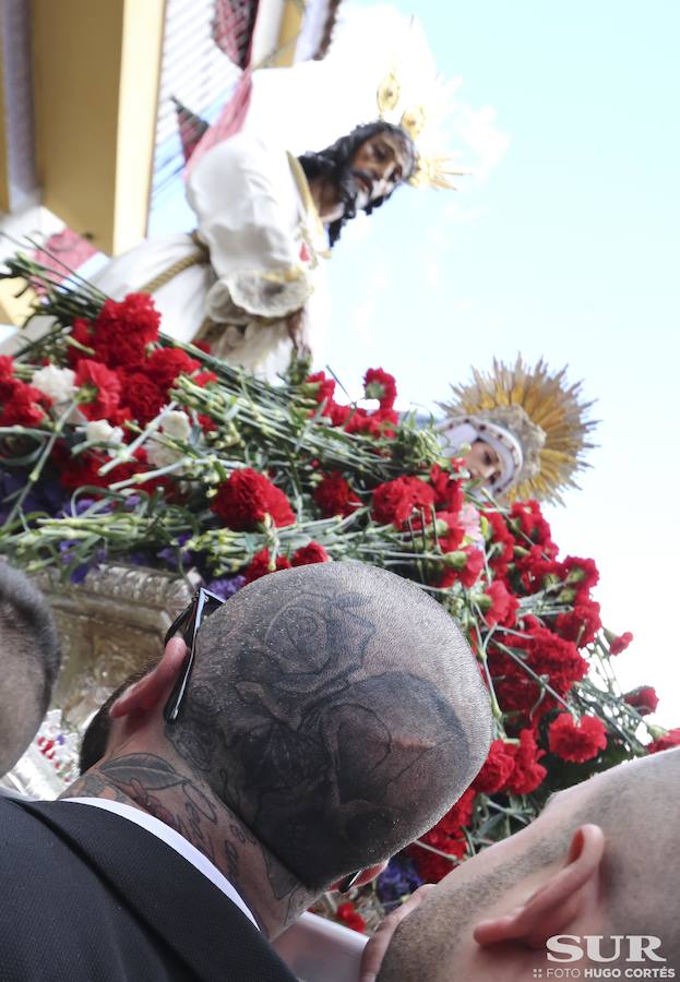 Miles de personas se reúnen en la plaza de San Pablo en la Trinidad y acompañan al Cautivo y a la Virgen de la Trinidad en el traslado a la casa hermandad