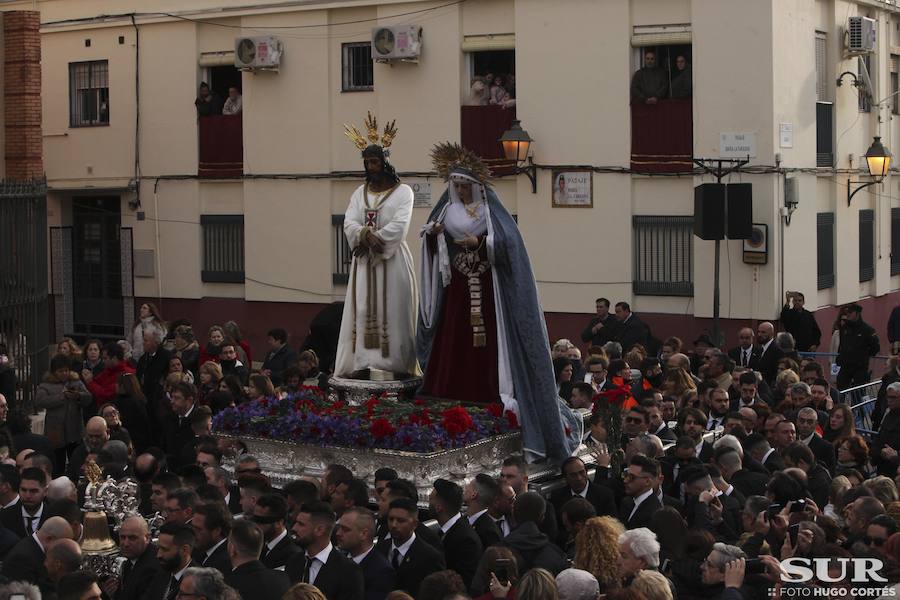 Miles de personas se reúnen en la plaza de San Pablo en la Trinidad y acompañan al Cautivo y a la Virgen de la Trinidad en el traslado a la casa hermandad