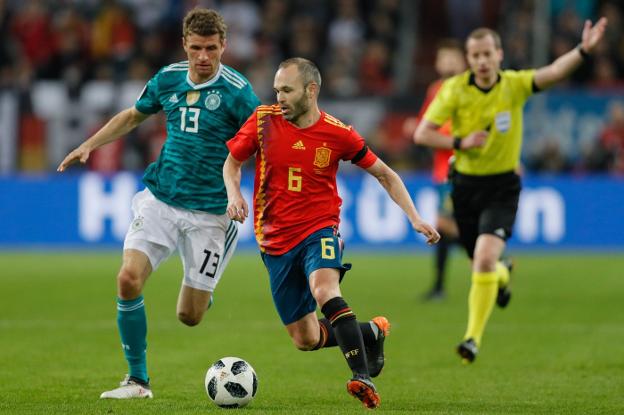 Andrés Iniesta conduce la pelota presionado por Thomas Müller, autor del gol de Alemania en el amistoso ante España de ayer. :: efe