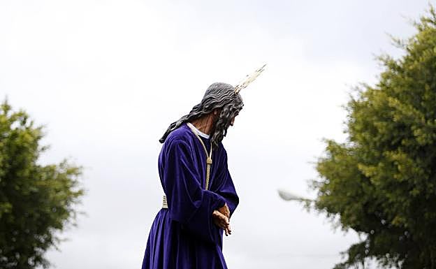 Protagonismo cofrade en los barrios de Málaga el Viernes de Dolores