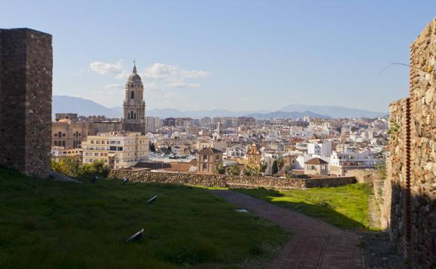 Vista de la zona entre murallas desde la que se observa una panorámica del centro, con la torre de la Catedral.