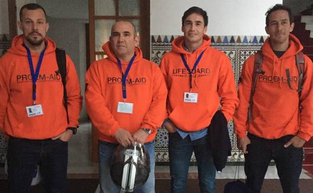 El presidente de Proem-Aid, Onio Reina, junto a los tres bomberos que serán juzgados, Manuel Blanco, José Enrique Rodríguez y Julio de la Torre. 