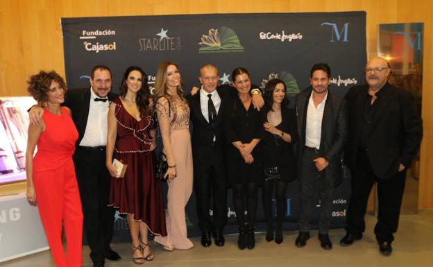 Antonio Banderas y Nicole Kimpel posan con los artistas invitados a la cena. 