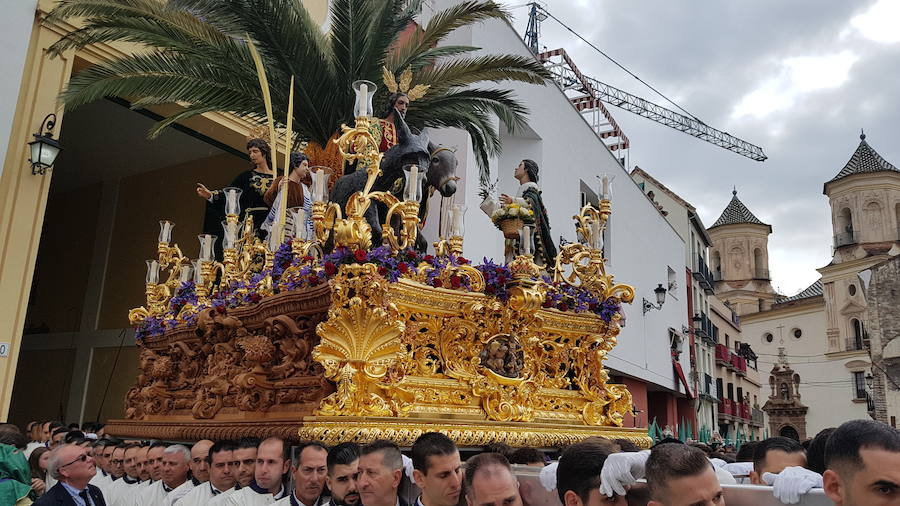 La Pollinica, tras la reunión de la comisión de la Cofradía, decidió salir algo más de una hora después de su hora habitual ante el riesgo de lluvia