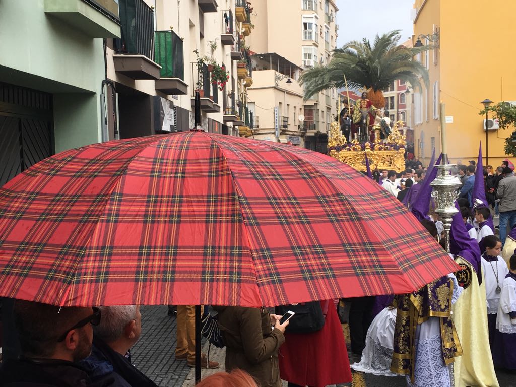 La Pollinica, tras la reunión de la comisión de la Cofradía, decidió salir algo más de una hora después de su hora habitual ante el riesgo de lluvia